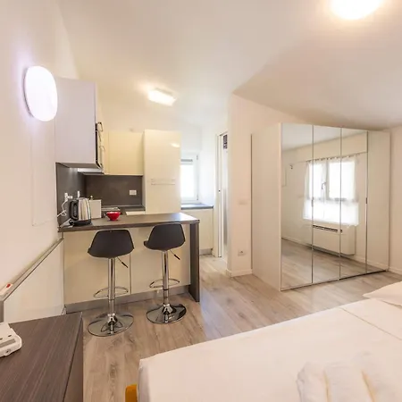 Apartment Tiny *